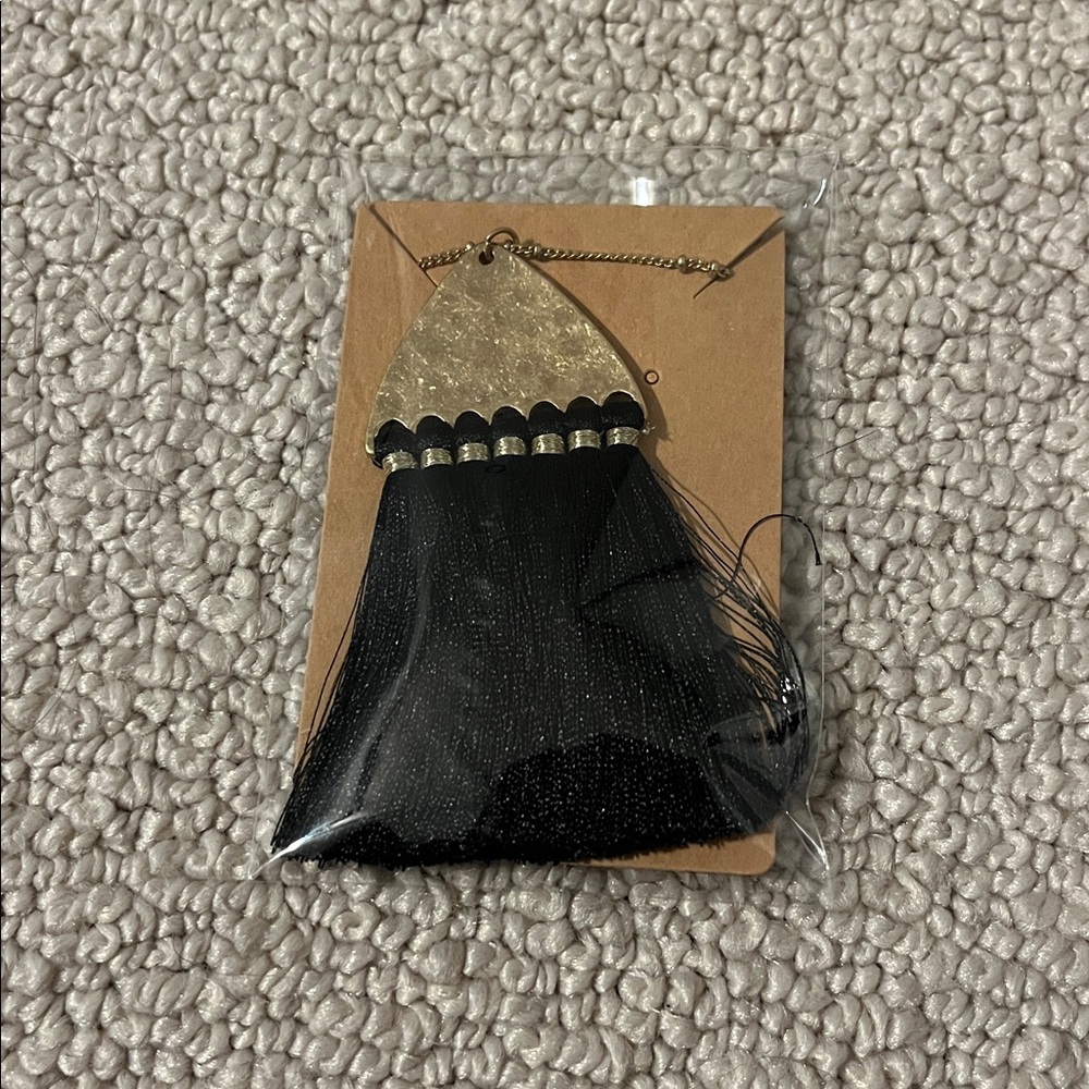 Elegant Black and Gold Pendant Necklace